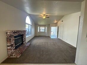 1281 Austin David Way in Turlock, CA - Foto de edificio - Building Photo