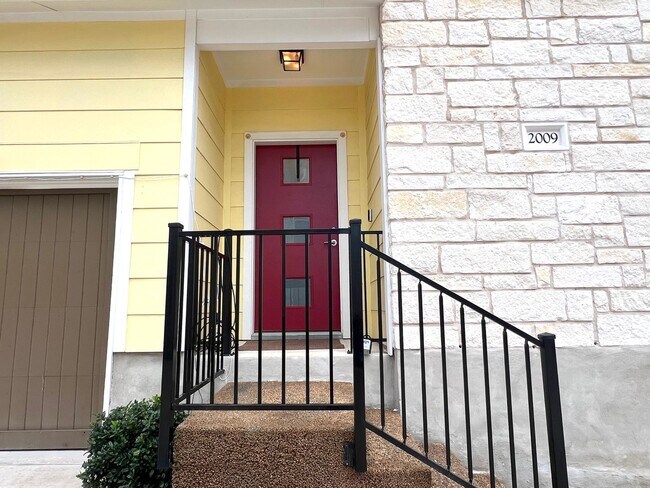2009 Teagle Dr in Austin, TX - Foto de edificio - Building Photo