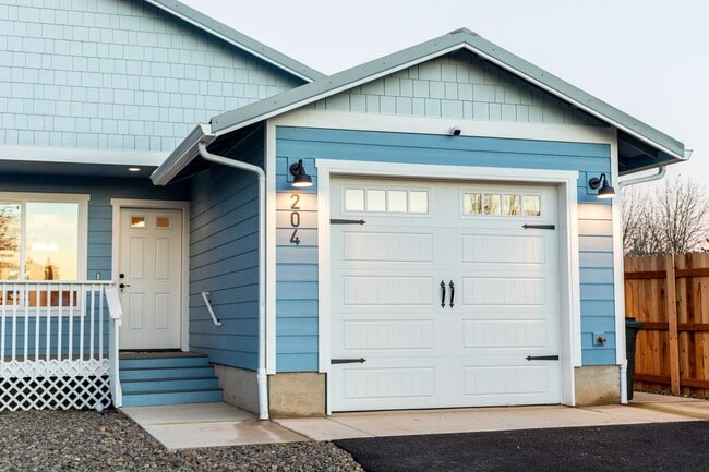 204 Robinson St in Sutherlin, OR - Building Photo - Building Photo