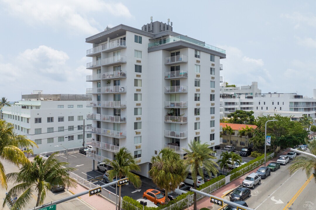 Islander Condominium in Miami Beach, FL - Building Photo