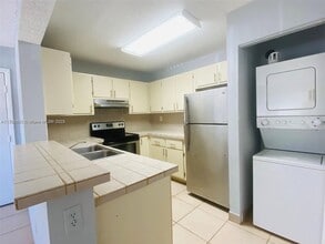 351 Palm Way, Unit 202 in Pembroke Pines, FL - Building Photo - Building Photo