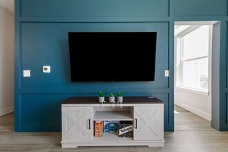 28294 Ferry Rd in Warrenville, IL - Foto de edificio - Building Photo