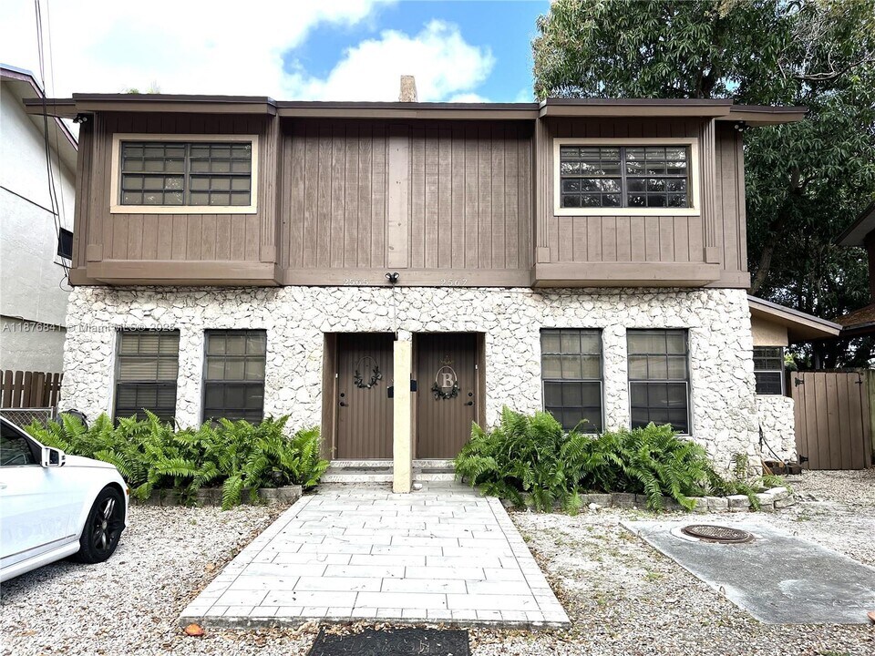 2567 NE 182nd St in North Miami Beach, FL - Building Photo