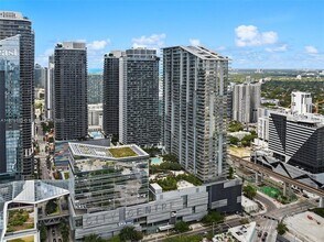 88 SW 7th St, Unit 1403 in Miami, FL - Building Photo - Building Photo