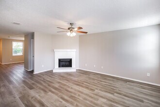 1824 Lariat Dr, Unit 103 in Justin, TX - Foto de edificio - Building Photo