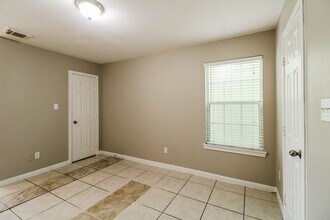 4935 N Cancun Dr in Houston, TX - Building Photo - Building Photo