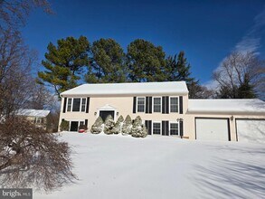 10217 McKean Ct in Great Falls, VA - Building Photo - Building Photo