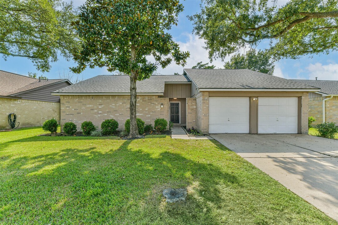 745 Otter Creek Dr in La Porte, TX - Building Photo