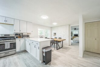 1323 Whitehouse Trail in Gaylord, MI - Foto de edificio - Building Photo