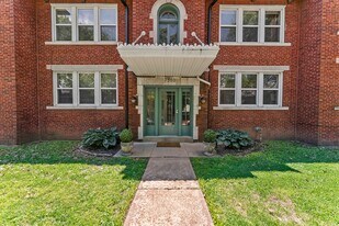 7350 Amherst Ave, Unit 1E in University City, MO - Building Photo