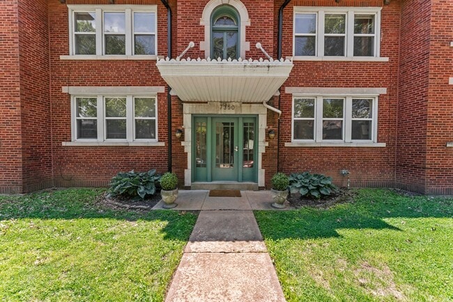 7350 Amherst Ave, Unit 1E