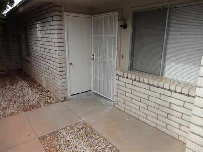 property at 3028 E Glen Dr