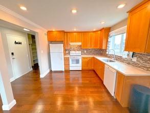 12 Linden Ave, Unit D in San Bruno, CA - Building Photo - Building Photo