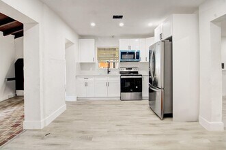 736 NW 41st St in Miami, FL - Building Photo - Building Photo