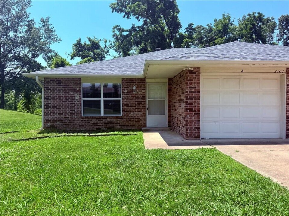 2107 Oakwood Ave in Bentonville, AR - Building Photo