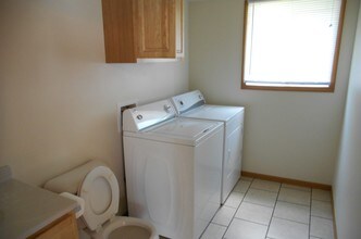 307 W 21st St in Cedar Falls, IA - Foto de edificio - Building Photo