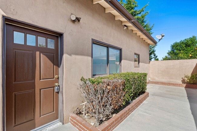 2225 Santa Ana Ave in Costa Mesa, CA - Foto de edificio - Building Photo