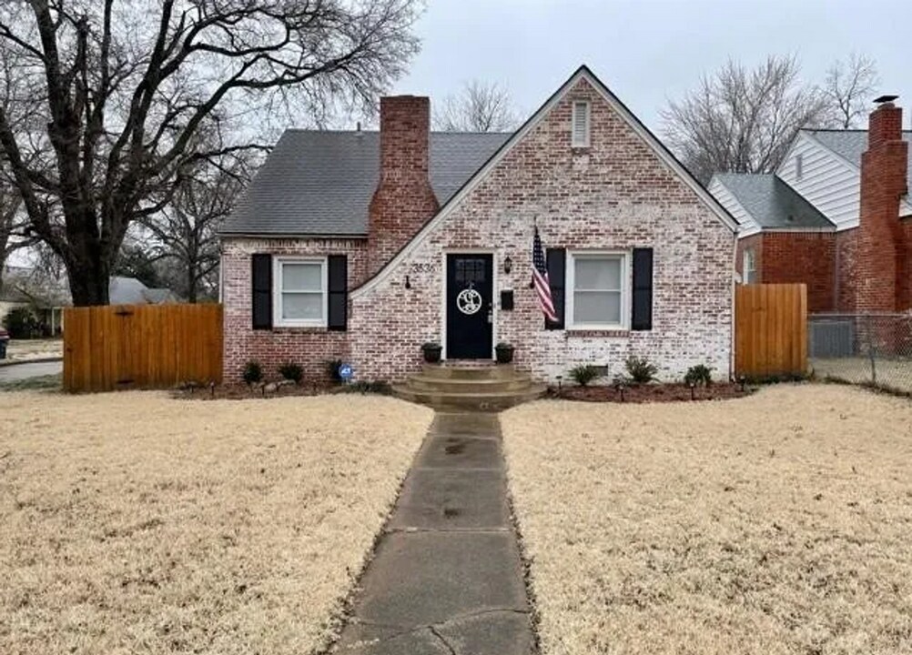 3536 E Archer St in Tulsa, OK - Foto de edificio