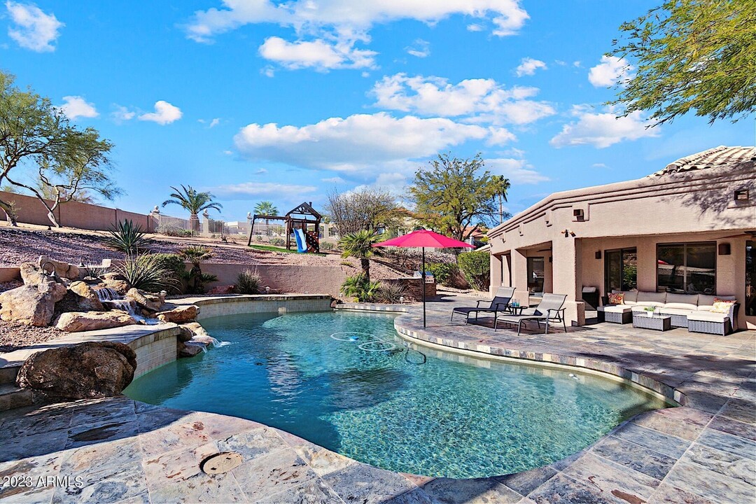 15967 E Lost Hills Dr in Fountain Hills, AZ - Foto de edificio