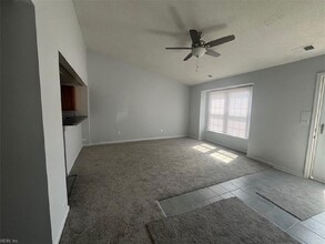 1212 Haig Cir in Virginia Beach, VA - Foto de edificio - Building Photo
