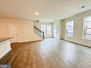 1001 Greenwich Dr in West Windsor Township, NJ - Building Photo - Building Photo