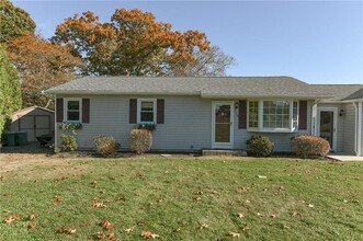 228 Wood Hill Rd in Narragansett, RI - Foto de edificio - Building Photo