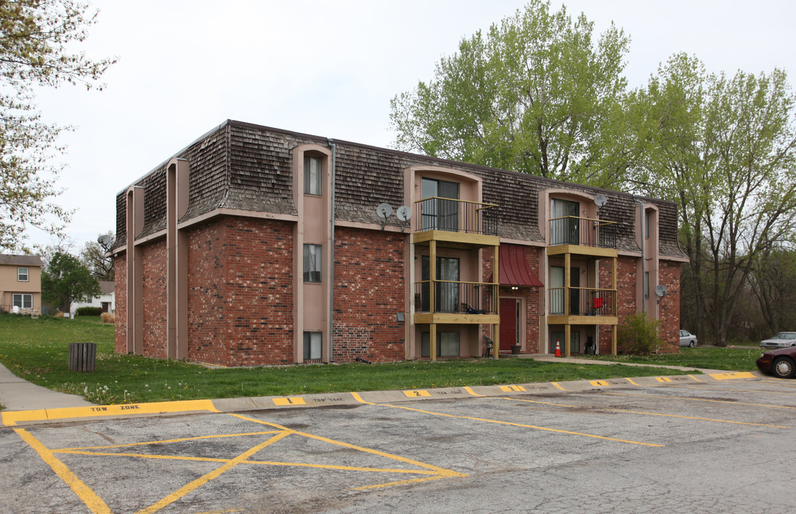 Tiblow Village in Bonner Springs, KS - Building Photo