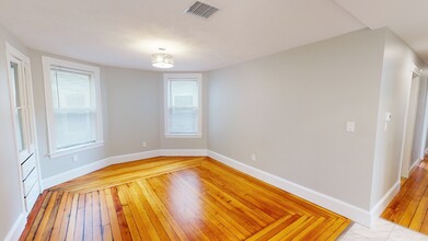 267 E Cottage St, Unit 1 in Boston, MA - Foto de edificio - Building Photo