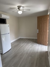 585 NW 117th St in Miami, FL - Foto de edificio - Building Photo