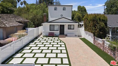 5541 Fallbrook Ave in Los Angeles, CA - Building Photo - Building Photo
