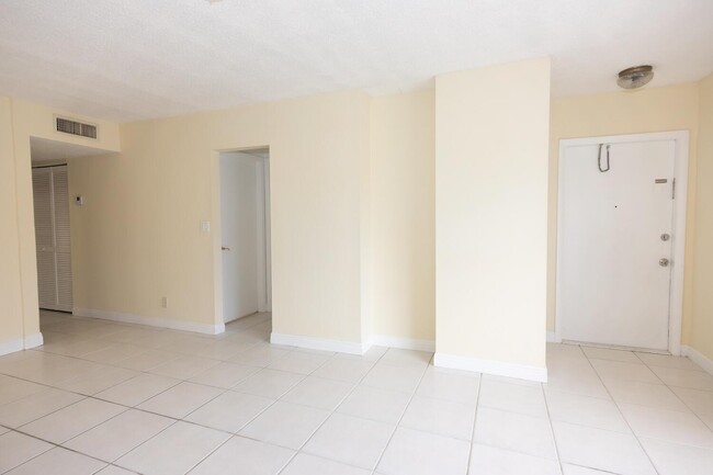 5813 S Bond Dr, Unit 5813 in West Palm Beach, FL - Building Photo - Building Photo