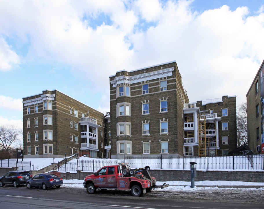 Village Gate Apartments in Toronto, ON - Building Photo