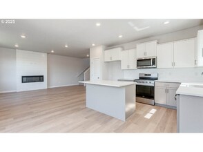 9212 SE Azalea St in Happy Valley, OR - Foto de edificio - Building Photo