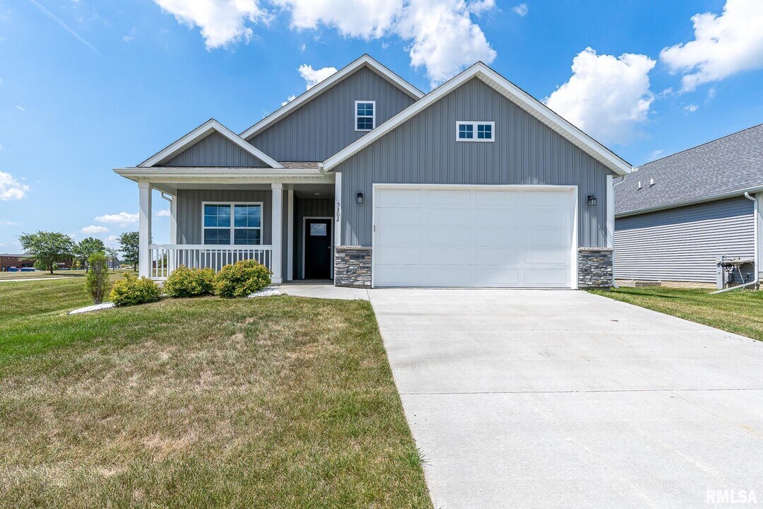 5302 Addyson Dr in Bettendorf, IA - Building Photo