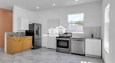 528 Wideview Ave in Tarpon Springs, FL - Foto de edificio - Building Photo