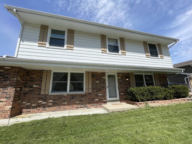 1708 Howlett Ln in Waukesha, WI - Building Photo - Building Photo
