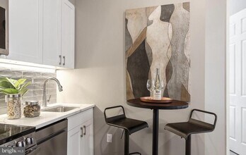 459 Massachusetts Ave NW in Washington, DC - Foto de edificio - Building Photo