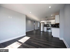 217 W Lancaster Ave in Downingtown, PA - Foto de edificio - Building Photo