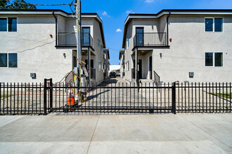 14711 Saticoy St in Van Nuys, CA - Building Photo - Building Photo