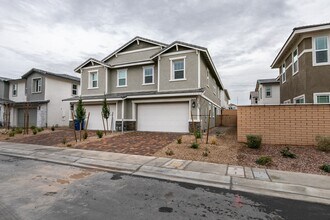 105 Emerald Smt Ln in Henderson, NV - Building Photo - Building Photo