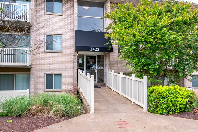 Parke Cheverly in Hyattsville, MD - Building Photo - Building Photo