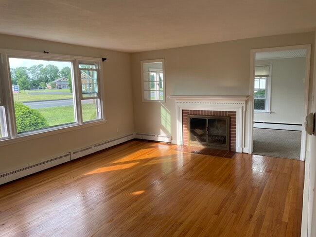 213 Russell St in Hadley, MA - Building Photo - Building Photo