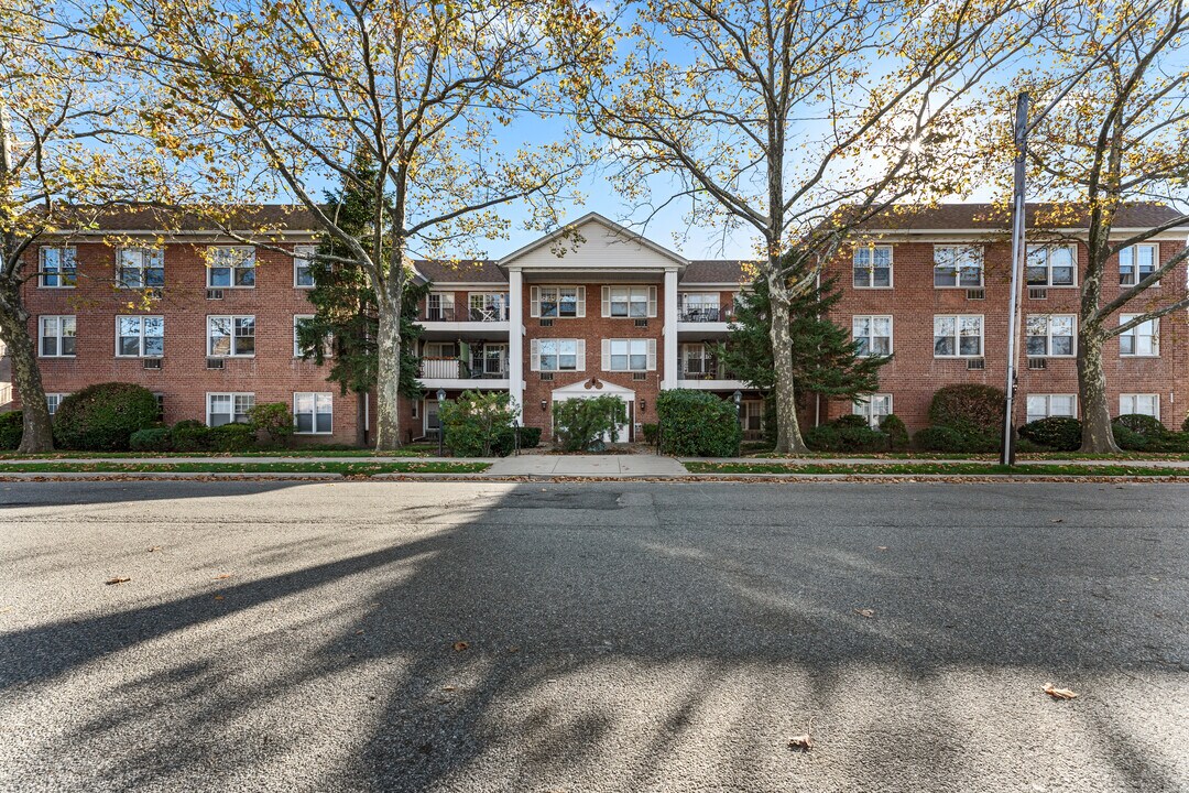 30 Lenox Rd, Unit 2 in Rockville Centre, NY - Building Photo