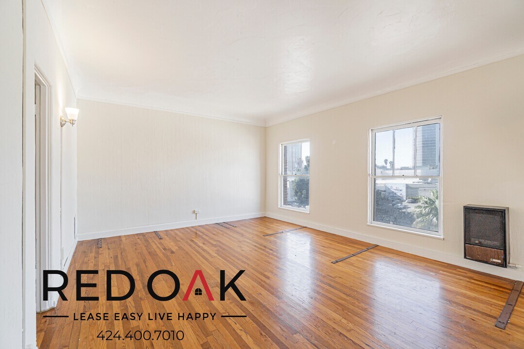 657 Cochran Ave in Los Angeles, CA - Building Photo