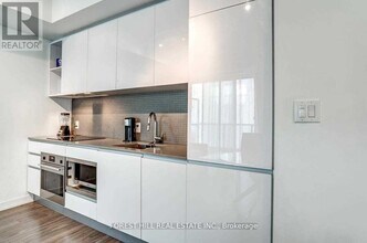 377 Madison Ave in Toronto, ON - Building Photo - Building Photo