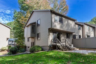 38 Conestoga Way in Glastonbury, CT - Building Photo
