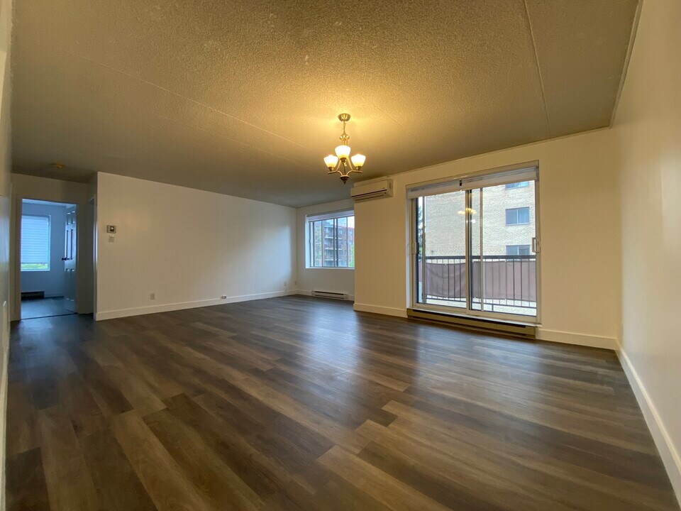 10259 Du Bois-De-Boulogne Av in Montréal, QC - Building Photo