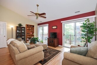 385 Sandhurst Cir in Glen Ellyn, IL - Building Photo - Building Photo