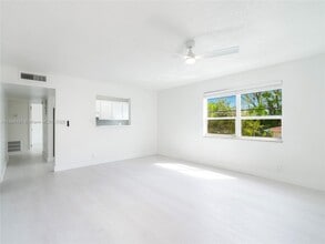 2025 Miami Rd in Fort Lauderdale, FL - Foto de edificio - Building Photo