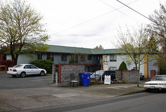 2703 SE 51st Ave in Portland, OR - Building Photo - Building Photo